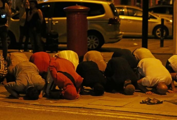 تصاویر | نماز جماعت مسلمانان در نزدیکی محل حمله به مسجد لندن